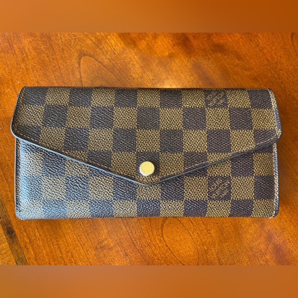 Authentic Louis Vuitton Damier Ebene wallet. Excellent condition!!!